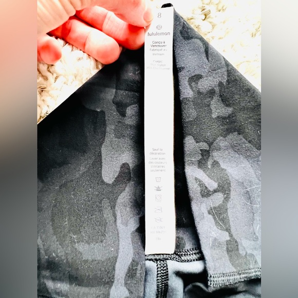 LULULEMON Knee Length Spandex Exercise/Workout Pants (Camouflage Print) (Size 8) - Picture 7 of 8